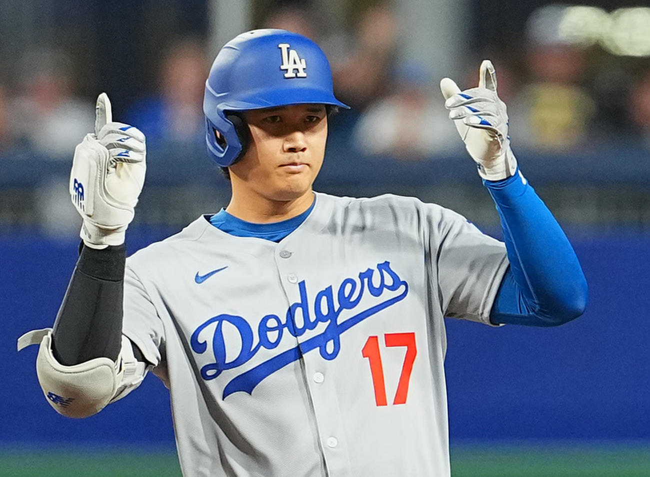 パイレーツ対ドジャース　5回表ドジャース無死、中二塁打を放ち、塁上でポーズをとる大谷（撮影・菅敏）