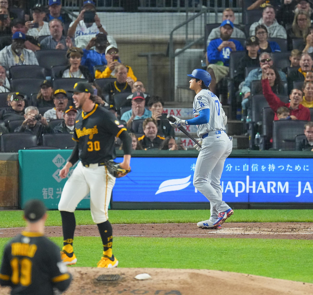 パイレーツ対ドジャース　6回表ドジャース無死、空振りの三振に倒れる大谷。投手スキーンズ