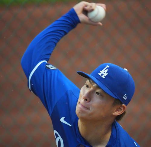 パイレーツ対ドジャース　試合前、ブルペンで投球練習をするドジャース山本（撮影・菅敏）