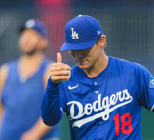 パイレーツ対ドジャース　試合前、ブルペンでの投球練習を前にキャッチボールをするドジャース山本（撮影・菅敏）