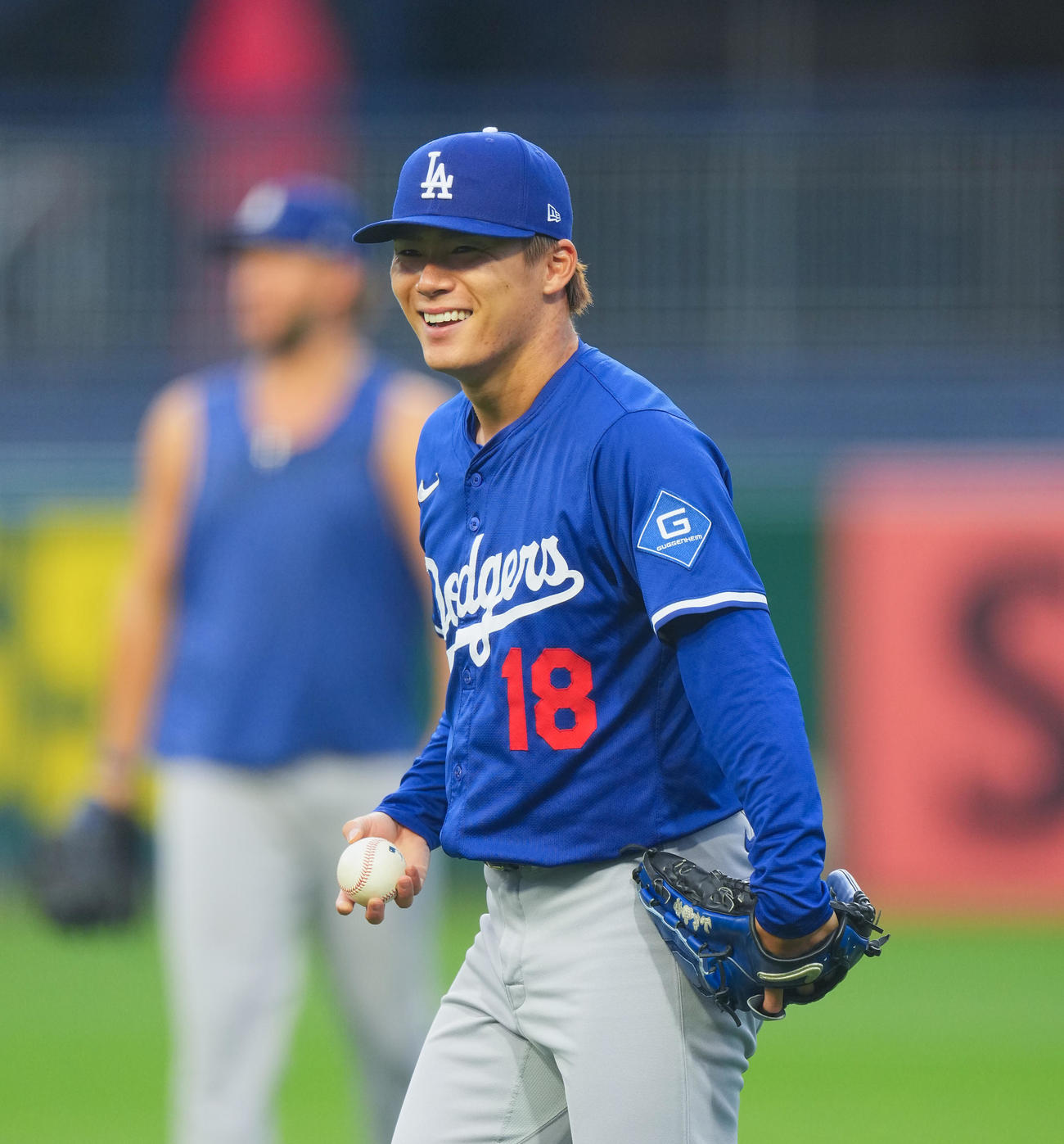 パイレーツ対ドジャース　試合前、ブルペンでの投球練習を前にキャッチボールをするドジャース山本（撮影・菅敏）