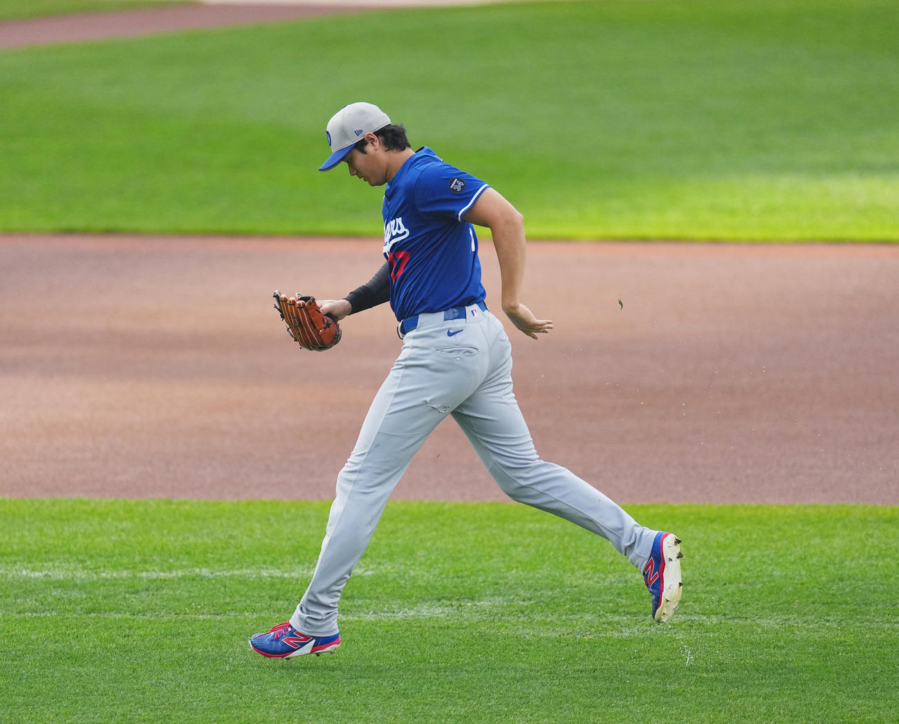 パイレーツ対ドジャース　試合前、フィールドの芝に染みこんだ水を避けるドジャース大谷（撮影・菅敏）