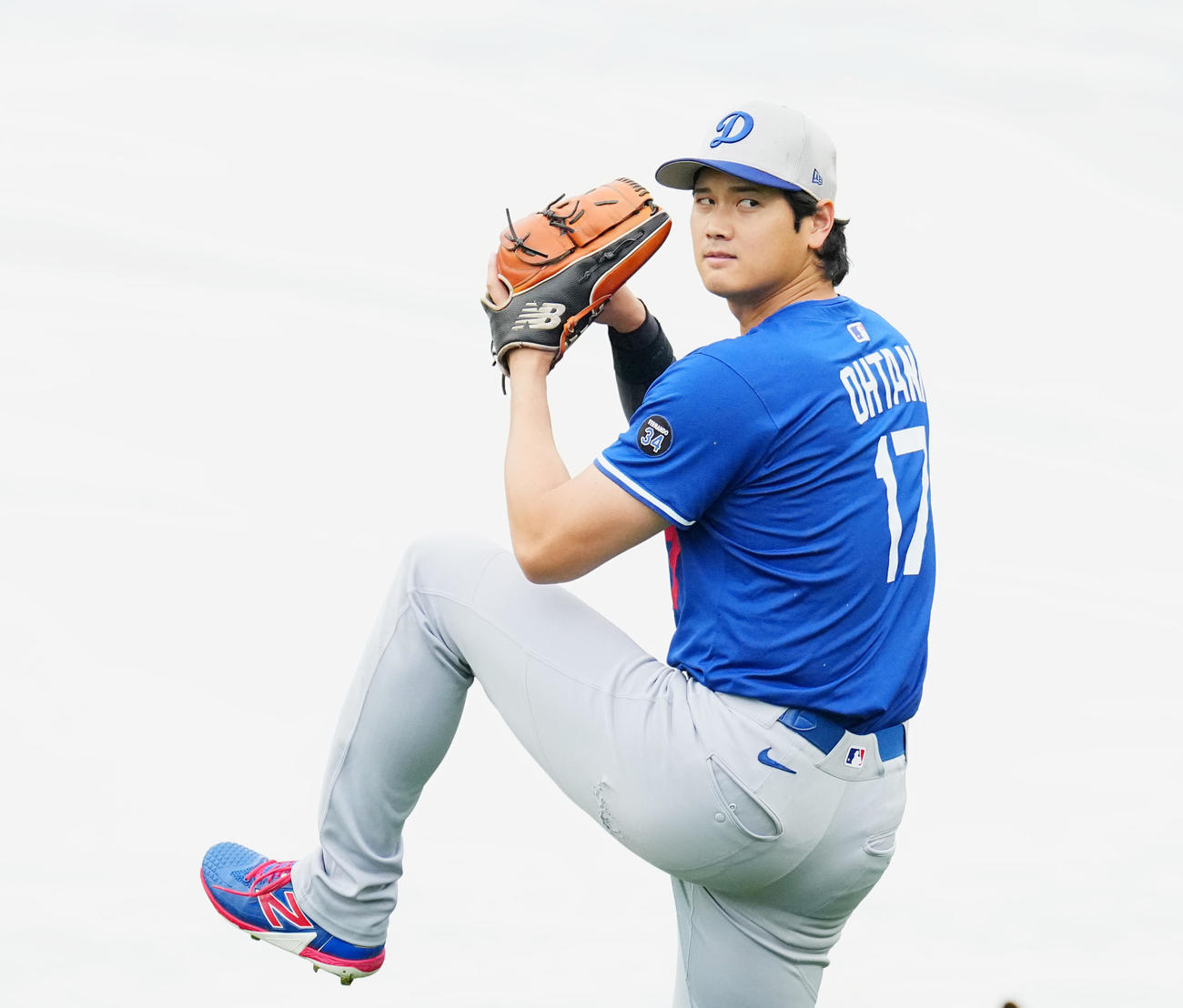 パイレーツ対ドジャース　試合前、キャッチボールで調整するドジャース大谷（撮影・菅敏）