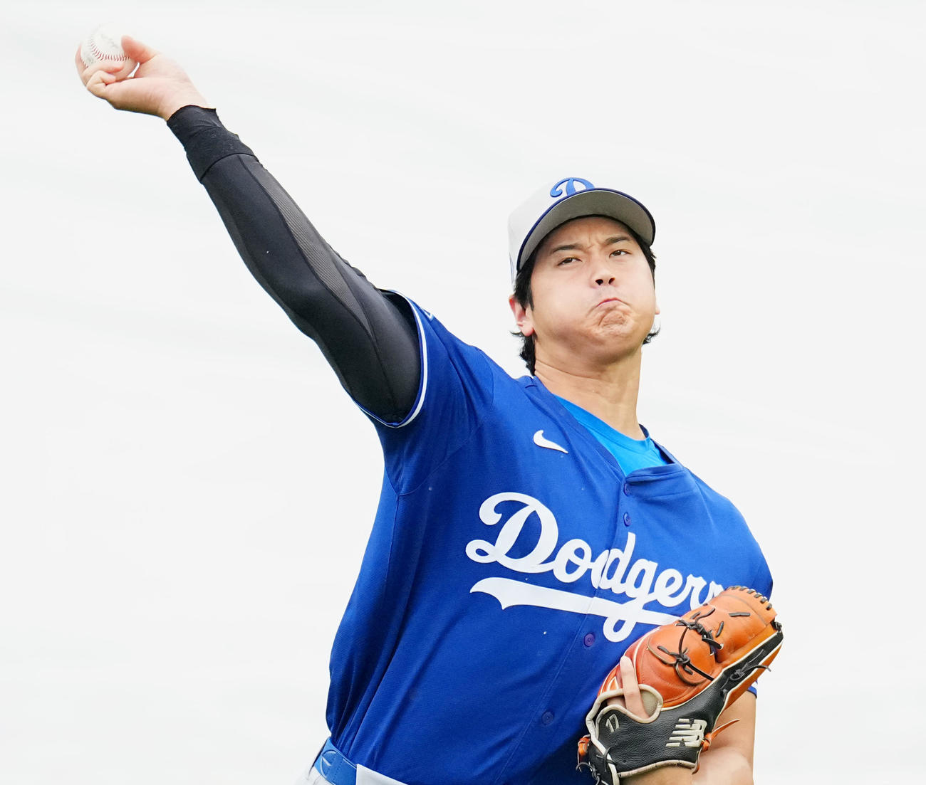 パイレーツ対ドジャース　試合前、キャッチボールで調整するドジャース大谷（撮影・菅敏）