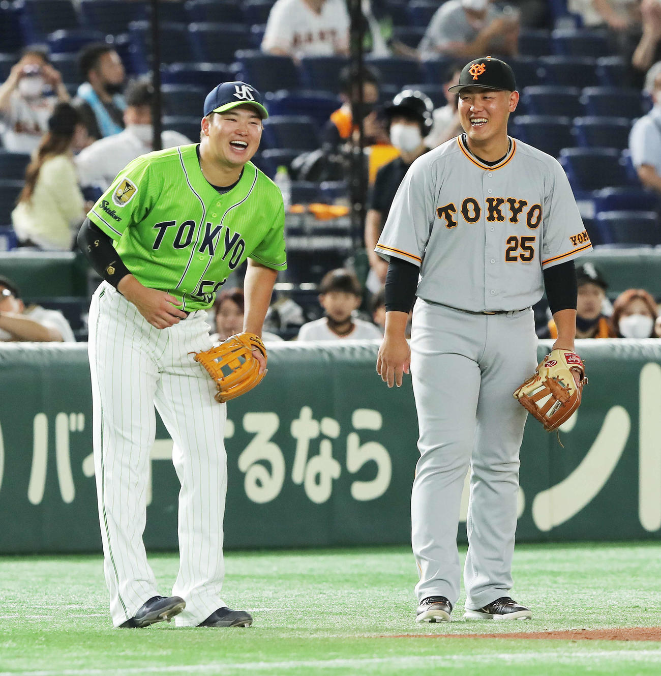ヤクルト村上宗隆（左）と巨人岡本和真（2022年7月）