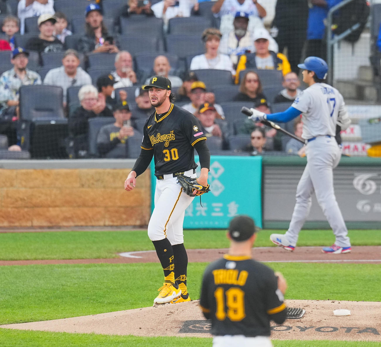 パイレーツ対ドジャース　1回表ドジャース無死、大谷（後方）を空振りの三振に仕留めるポール・スキーンズ（撮影・菅敏）