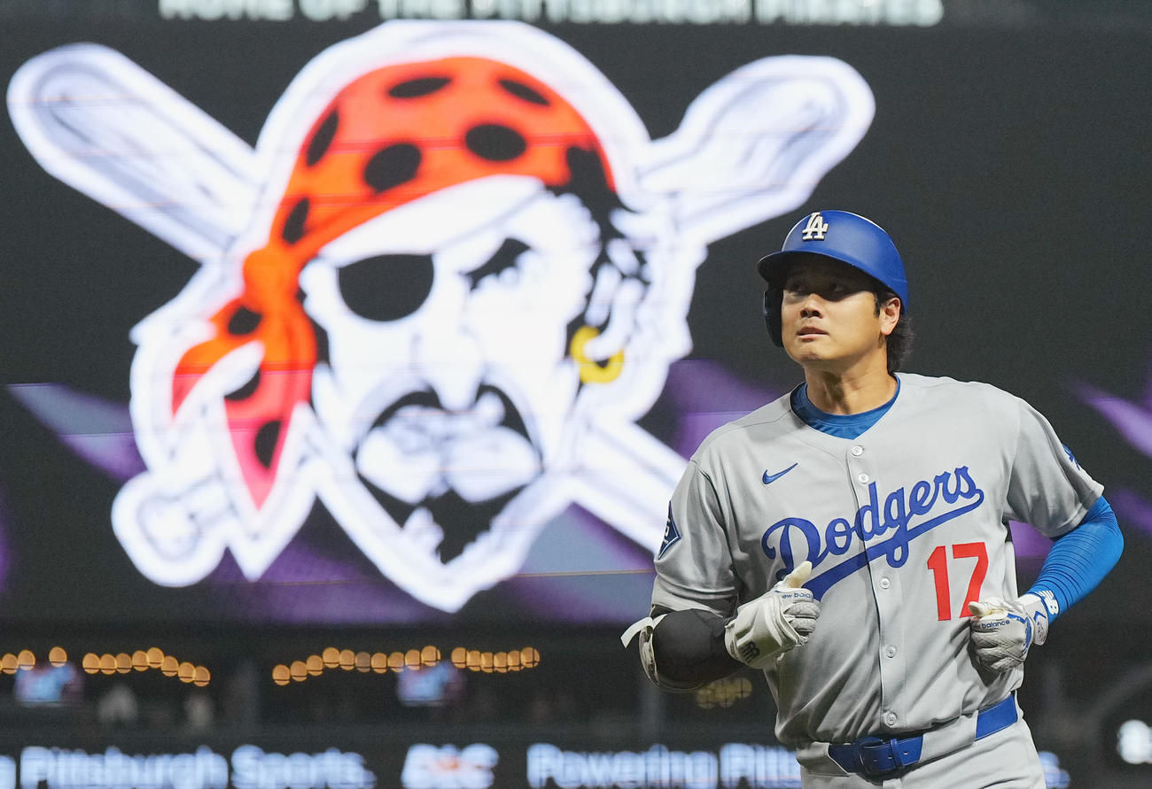 パイレーツ対ドジャース　8回表ドジャース2死、二飛に倒れ、ベンチに戻る大谷（撮影・菅敏）