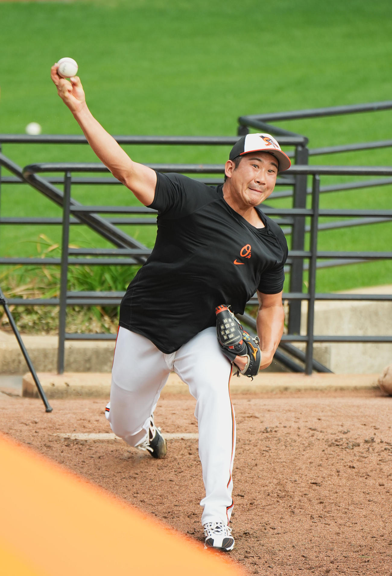 オリオールズ対ドジャース　試合前、ブルペンで投球練習をするオリオールズ菅野（撮影・菅敏）