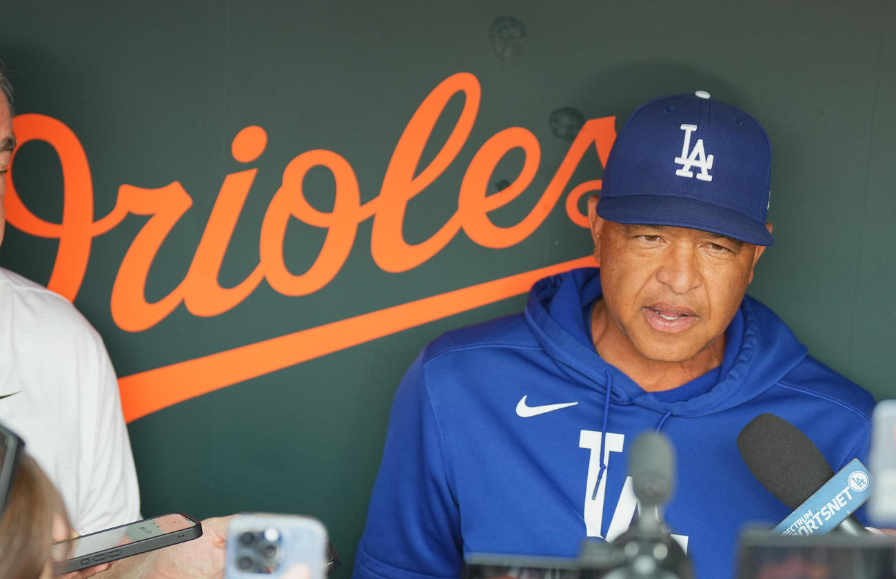 オリオールズ対ドジャース　試合前、記者の質問に答えるドジャース・ロバーツ監督（撮影・菅敏）