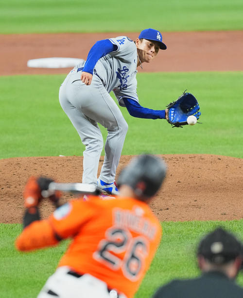 オリオールズ対ドジャース　2回裏オリオールズ2死、リベラの投前ゴロを捕球する山本（撮影・菅敏）