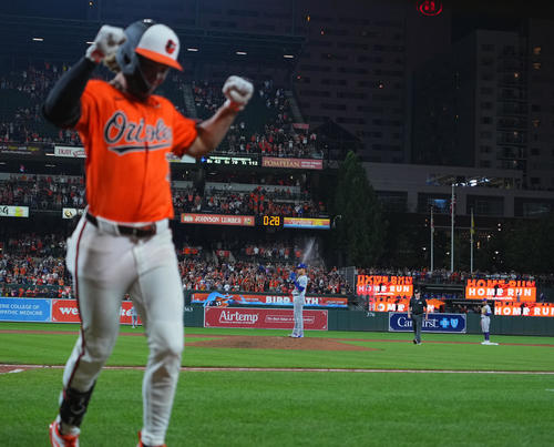 オリオールズ対ドジャース　9回裏オリオールズ2死、ジャクソン・ホリデーにソロ本塁打を打たれ、肩を落とす山本（撮影・菅敏）