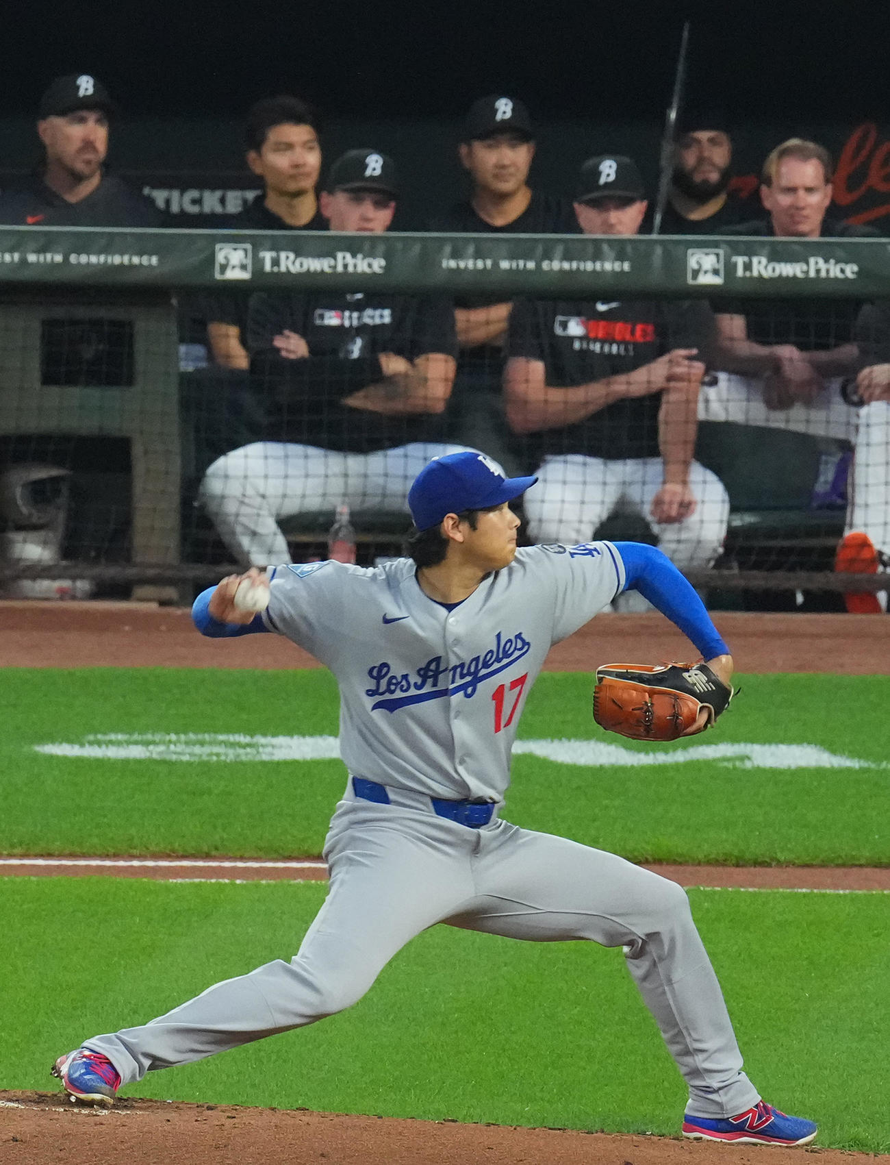 オリオールズ対ドジャース　オリオールズ戦に先発し、オリオールズ菅野（後方中央）の視線を受けながら力投するドジャース大谷（撮影・菅敏）