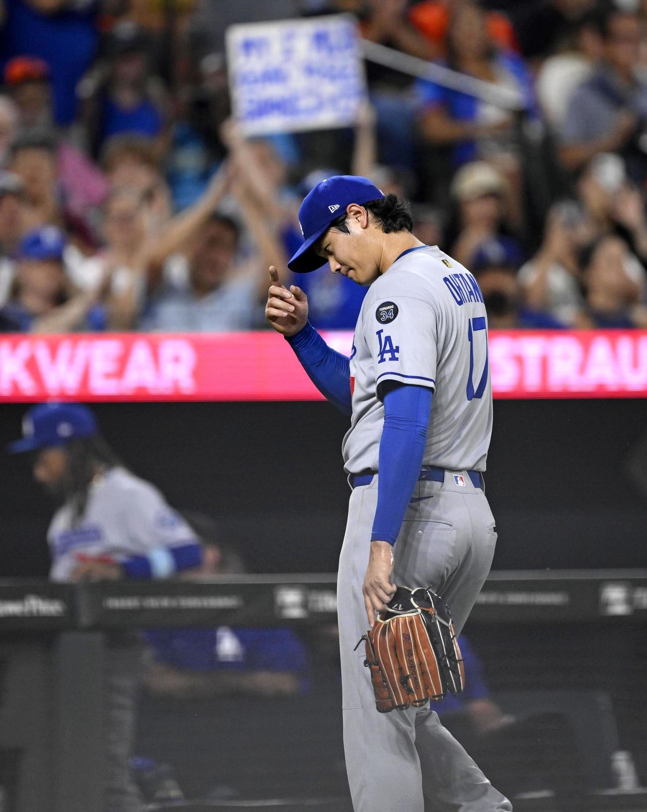 オリオールズ戦の4回途中、降板するドジャース先発の大谷（共同）