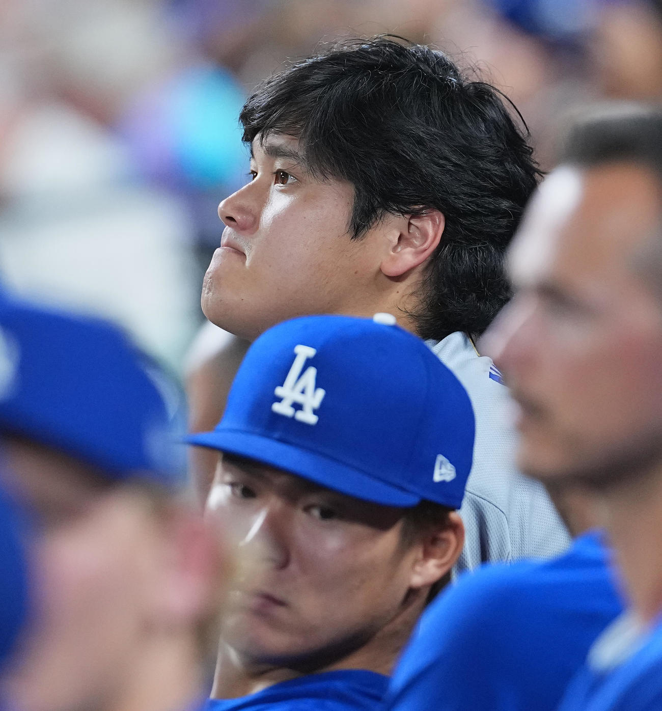 オリオールズ対ドジャース　試合中、ベンチで山本と話す大谷（撮影・菅敏）