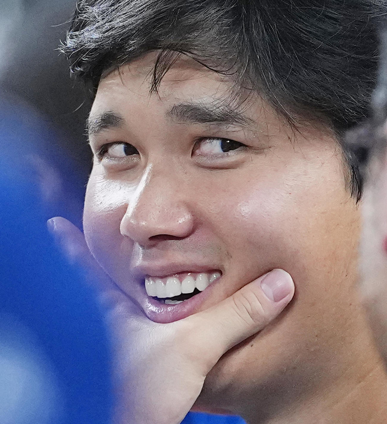 オリオールズ対ドジャース　試合中、ベンチで山本と話す大谷（撮影・菅敏）