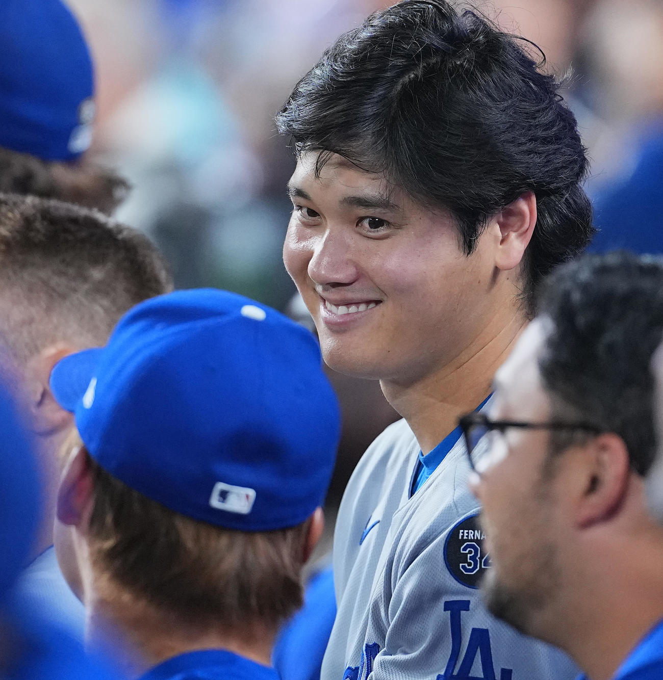 オリオールズ対ドジャース　試合中、ベンチで山本（手前）と話す大谷（撮影・菅敏）