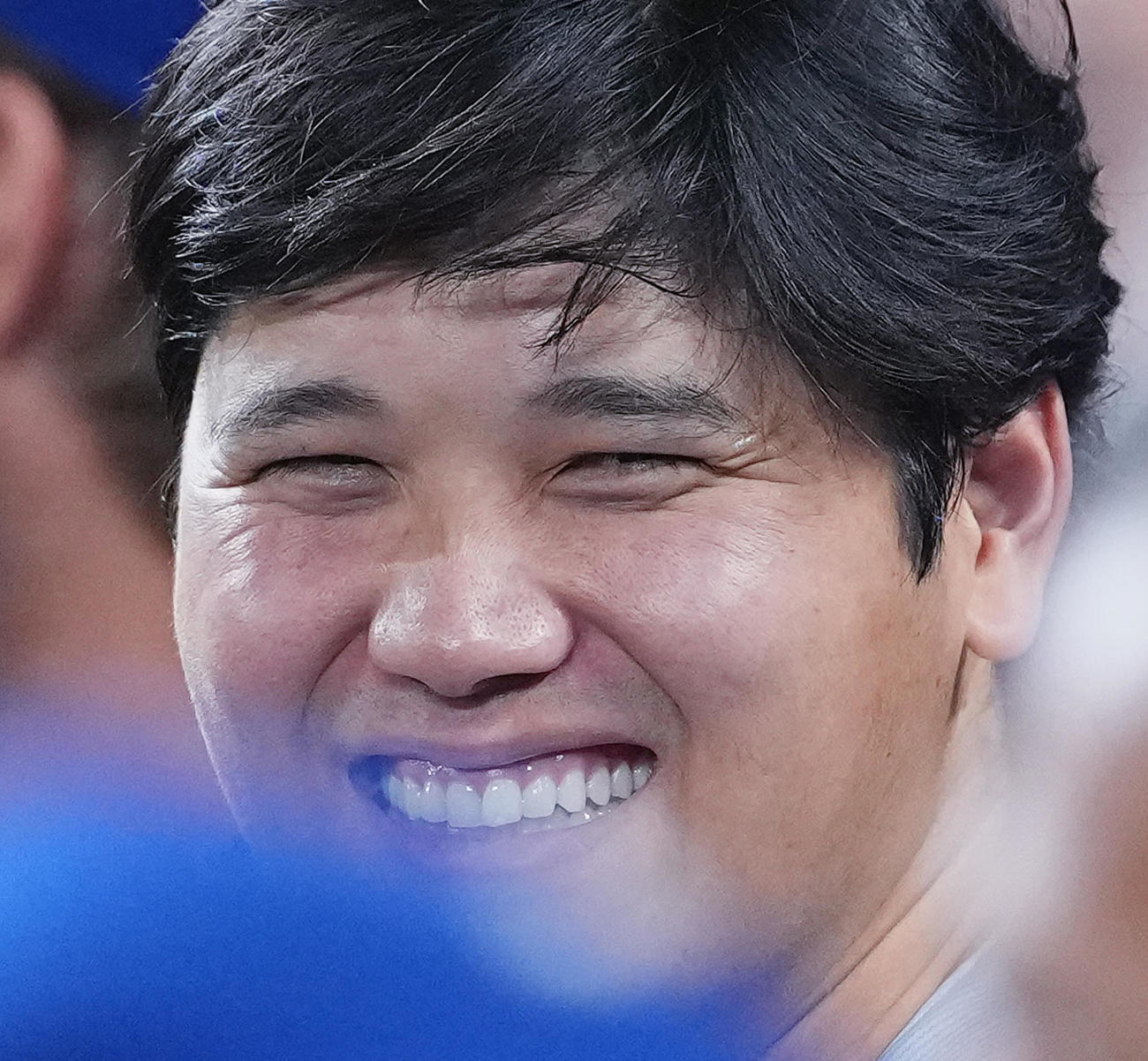 オリオールズ対ドジャース　試合中、ベンチで山本と話す大谷（撮影・菅敏）