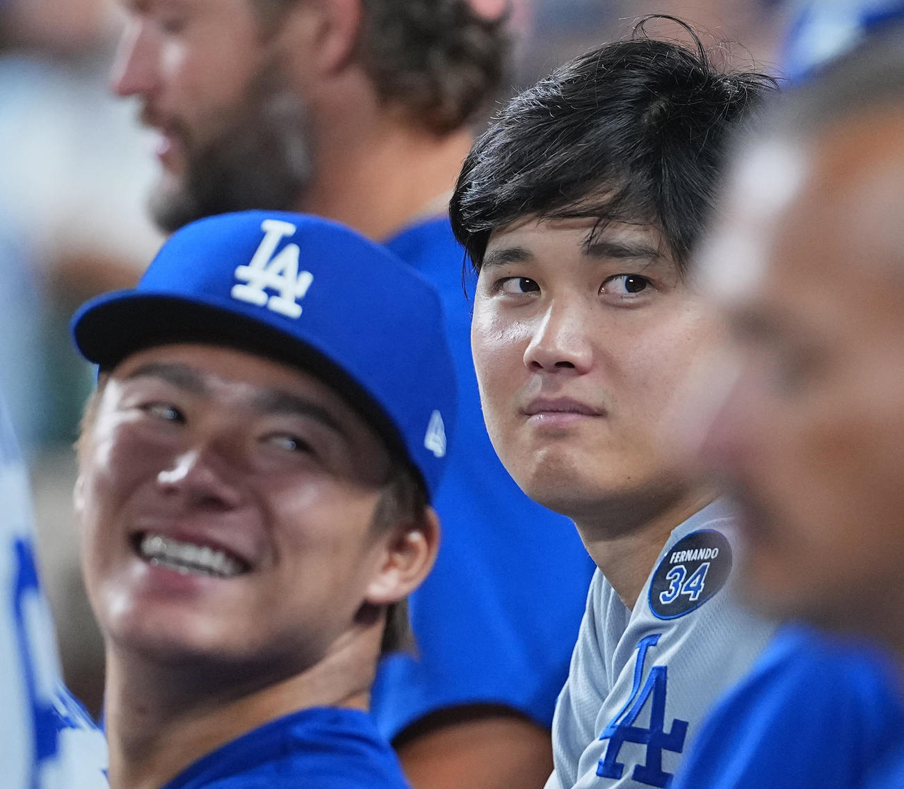 オリオールズ対ドジャース　試合中、ベンチで山本（手前）と話す大谷（撮影・菅敏）