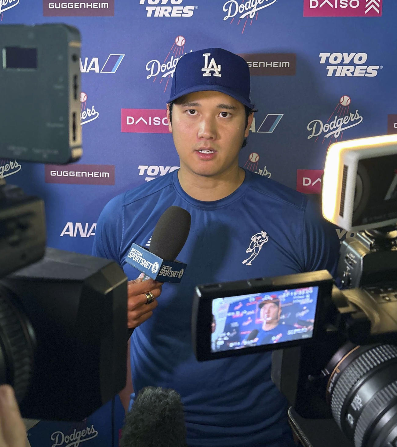試合後、取材に応じるドジャース大谷（共同）