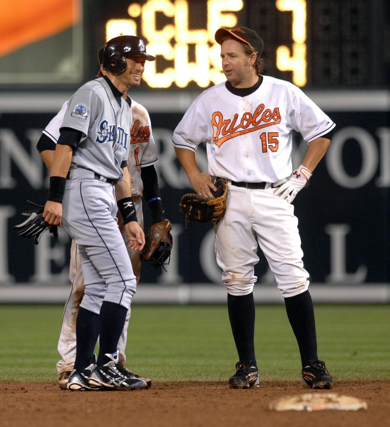 オリオールズ時代の2007年8月にイチロー氏（左）と談笑するケビン・ミラー氏