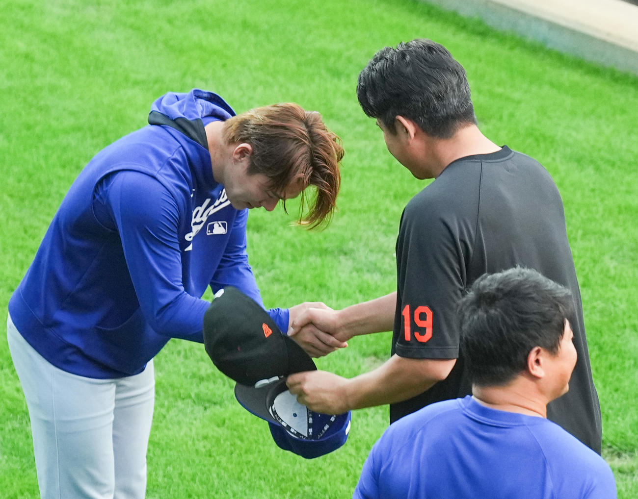 オリオールズ対ドジャース　試合開始直前、ブルペンでオリオールズ菅野（右）にあいさつするドジャース山本（撮影・菅敏）