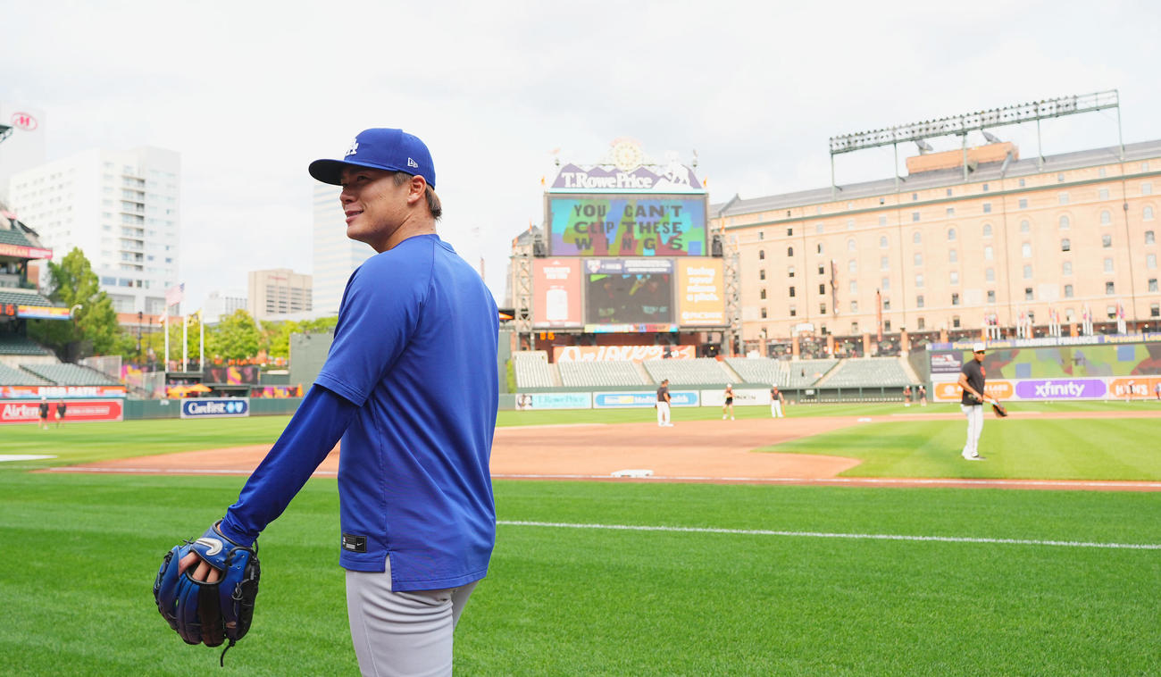 オリオールズ対ドジャース　試合前、フィールドに登場し、笑顔を見せるドジャース山本（撮影・菅敏）
