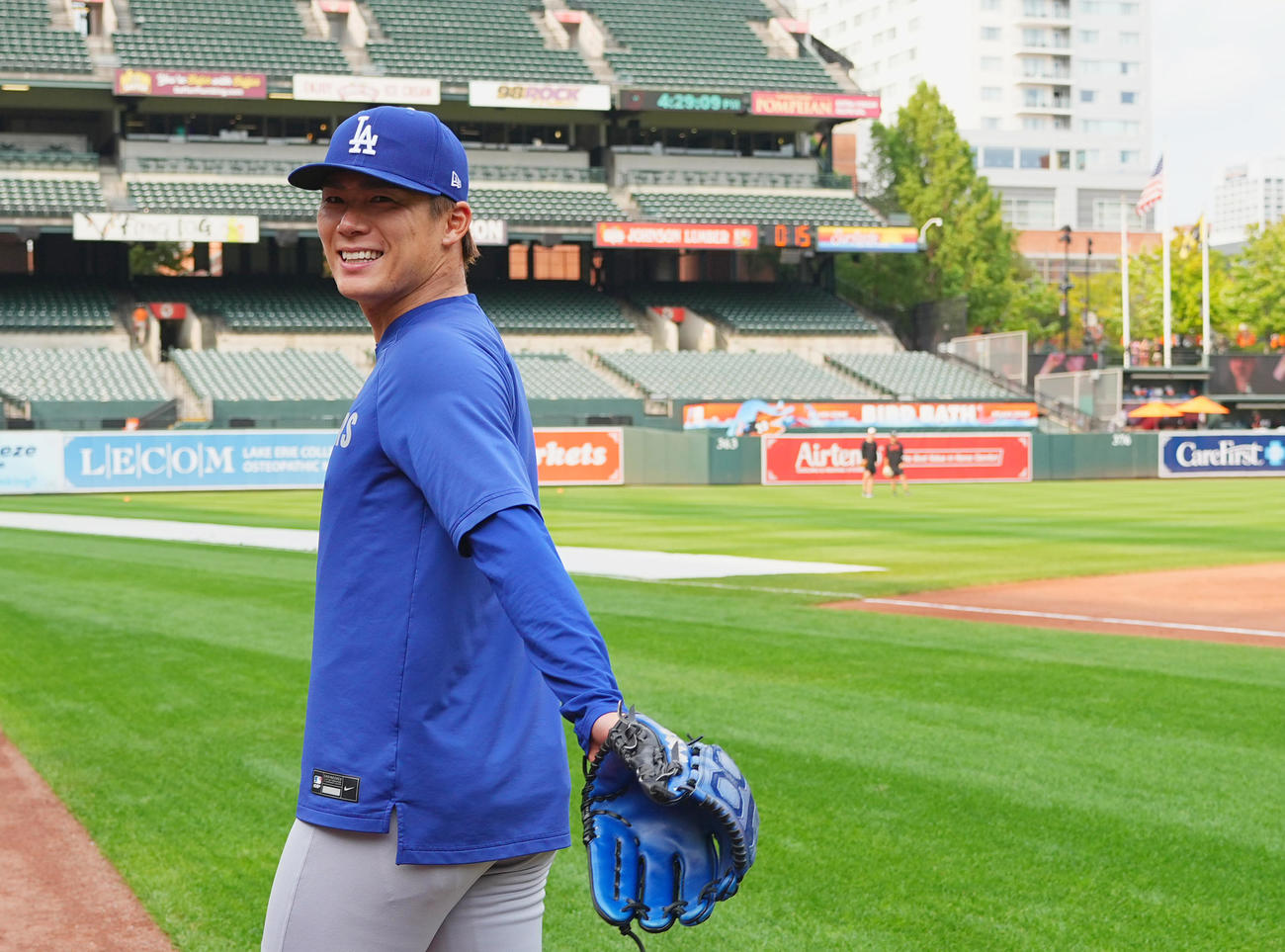 オリオールズ対ドジャース　試合前、フィールドに登場し、笑顔を見せるドジャース山本（撮影・菅敏）