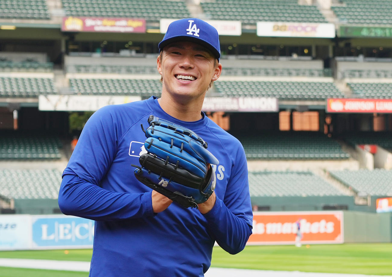 オリオールズ対ドジャース　試合前、フィールドに登場し、笑顔を見せるドジャース山本（撮影・菅敏）