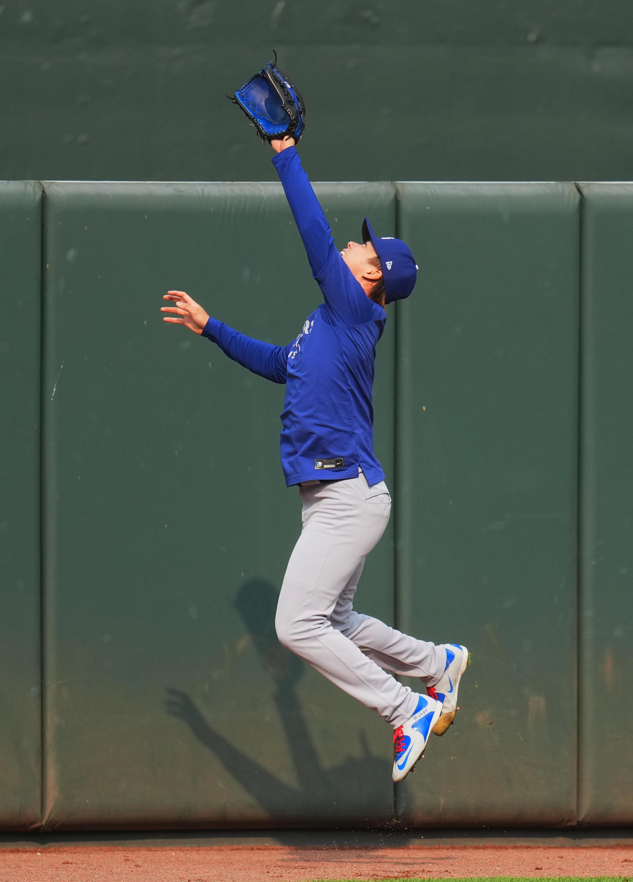 オリオールズ対ドジャース　試合前、キャッチボールをするドジャース山本は、相手の投げたボールがフェンスを越えてホームランとアピールする（撮影・菅敏）
