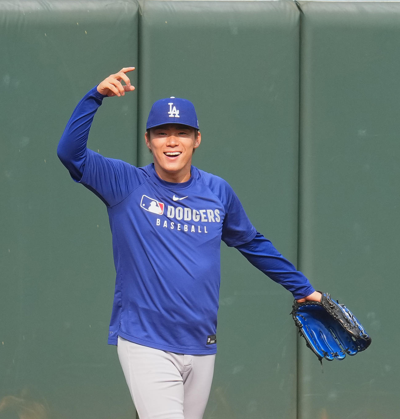 オリオールズ対ドジャース　試合前、キャッチボールをするドジャース山本は、相手の投げたボールがフェンスを越えてホームランとアピールする（撮影・菅敏）