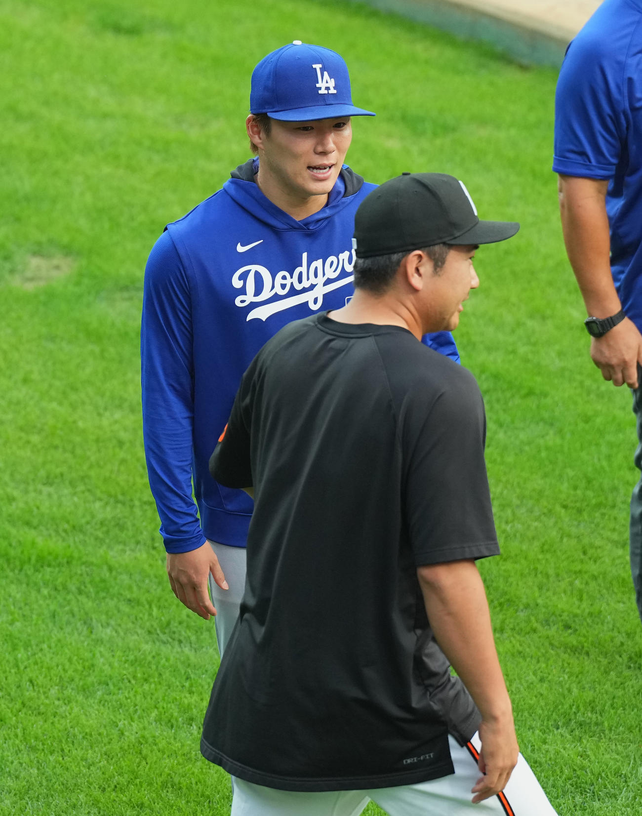 オリオールズ対ドジャース　試合開始直前、ブルペンの横でオリオールズ菅野（手前）にあいさつするドジャース山本（撮影・菅敏）