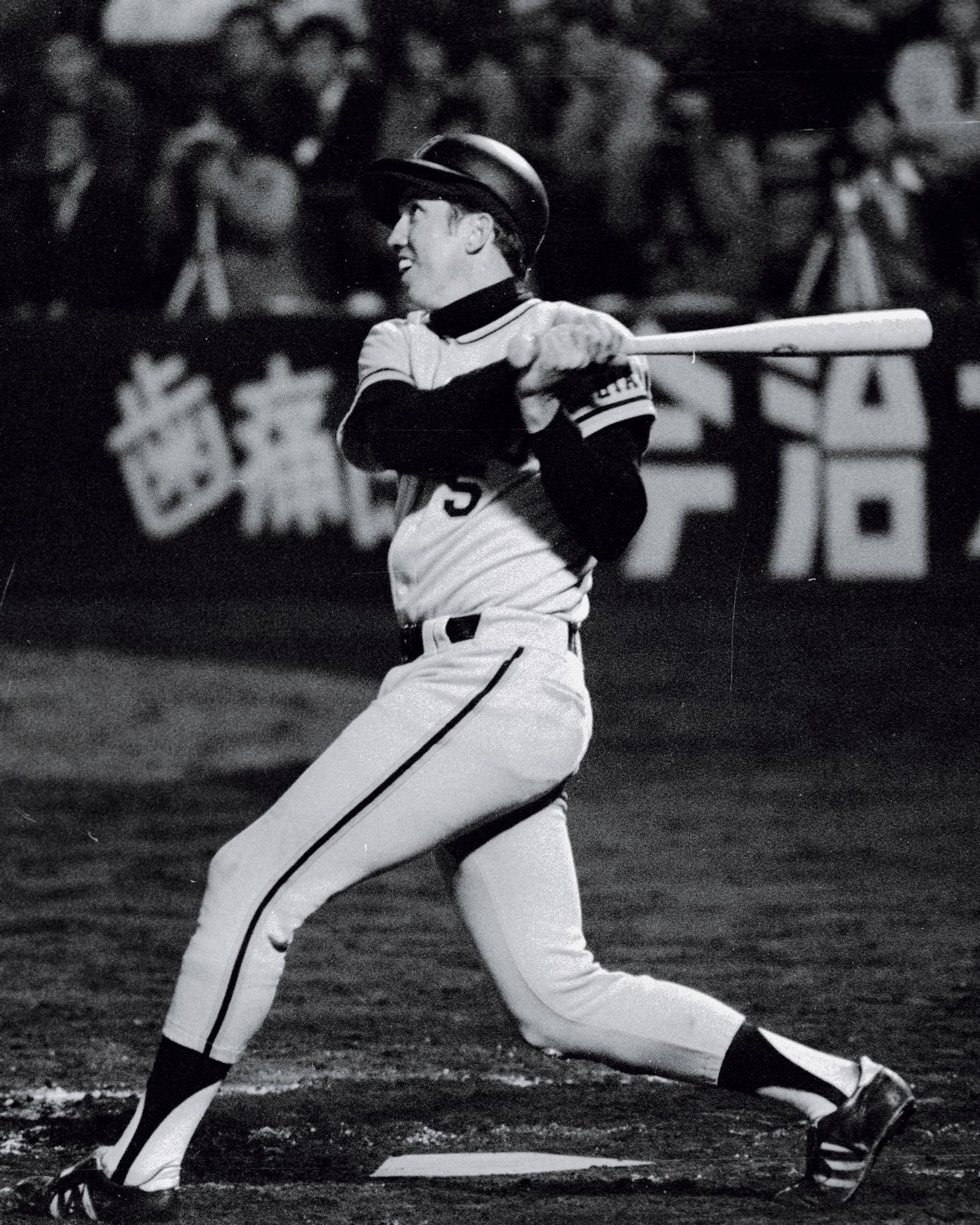 大洋戦で本塁打を放つデーブ・ジョンソンさん＝1976年4月29日