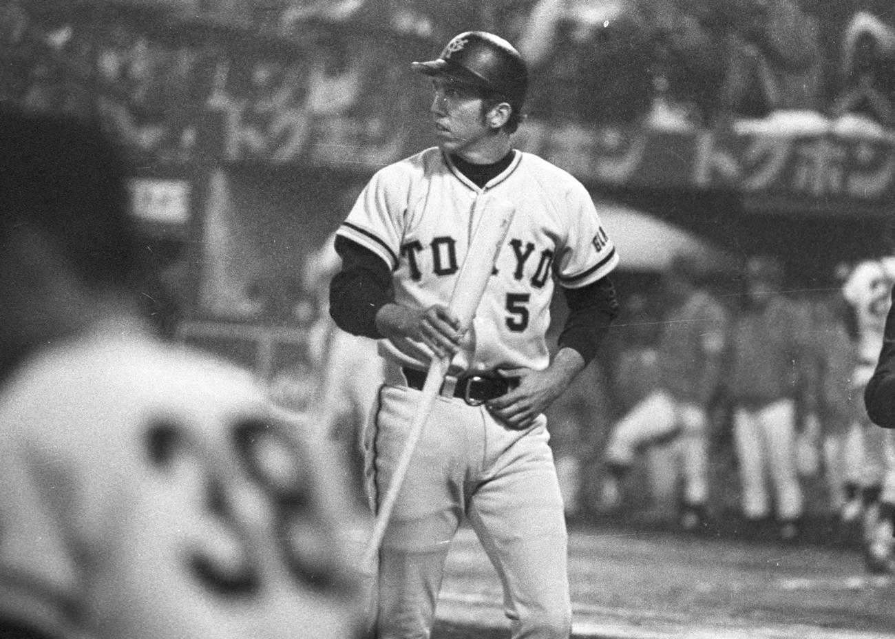 代打で初打席のデーブ・ジョンソンさんは中日星野から三振に打ちとられベンチに戻る＝1975年4月22日