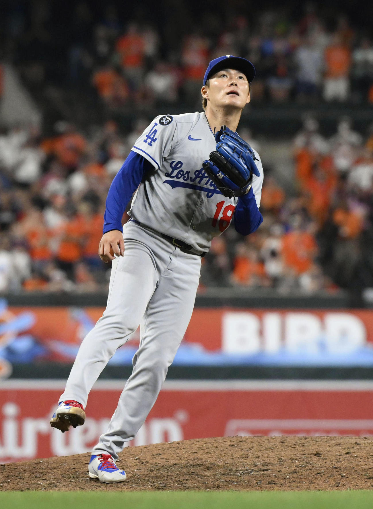 オリオールズ戦の9回、無安打無得点試合まであと1人の場面で本塁打を浴びたドジャース山本（共同）