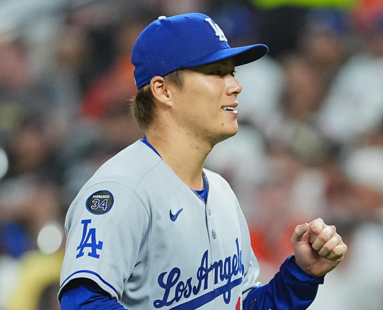 オリオールズ対ドジャース　3回の投球を終え、笑顔でベンチに戻るドジャース山本（撮影・菅敏）