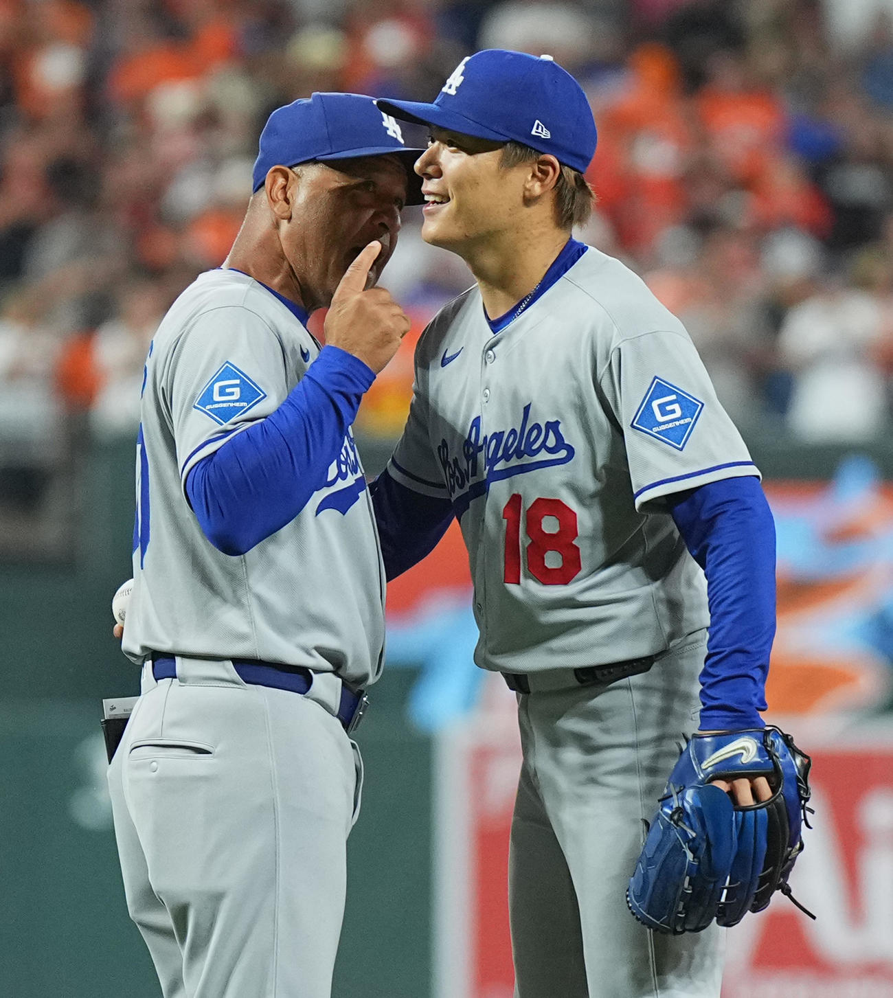 オリオールズ対ドジャース　9回裏オリオールズ2死、降板する山本は、ロバーツ監督（左）にハグされる（撮影・菅敏）