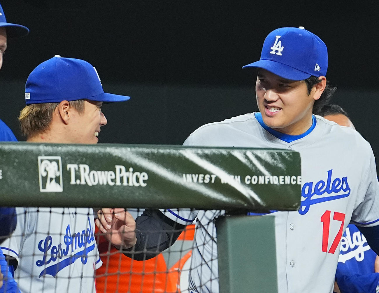 オリオールズ対ドジャース　9回裏オリオールズ2死、降板し大谷（右）に声をかけられる山本（撮影・菅敏）