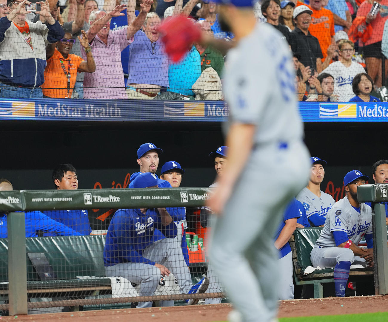 オリオールズ対ドジャース　9回裏オリオールズ2死満塁、リベラにサヨナラの2点適時打を打たれたスコット（手前）を前に肩を落とす山本（中央）＝2025年9月6日