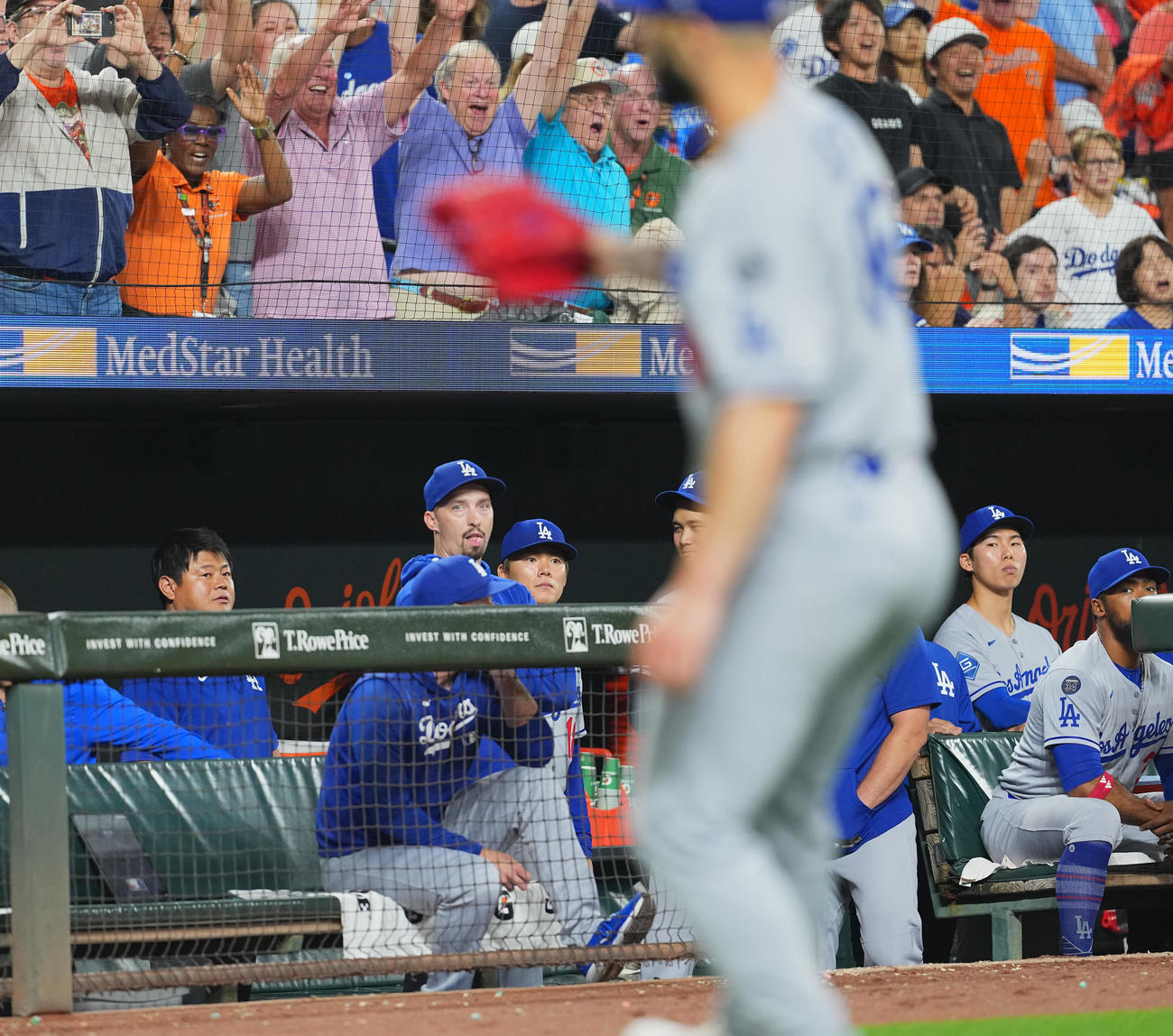 オリオールズ対ドジャース　9回裏オリオールズ2死満塁、リベラにサヨナラの2点適時打打たれたスコット（手前）を前に肩を落とす山本（中央）＝2025年9月6日