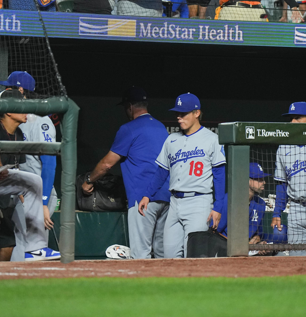 オリオールズ対ドジャース　オリオールズにサヨナラで敗れ、肩を落として引き揚げる山本（撮影・菅敏）