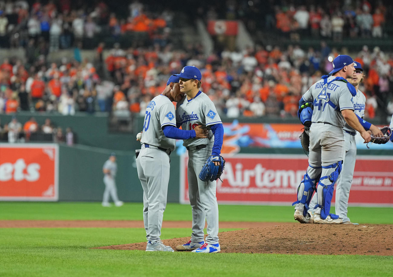 オリオールズ対ドジャース　9回裏オリオールズ2死、降板する山本は、ロバーツ監督（左）にハグされる（撮影・菅敏）