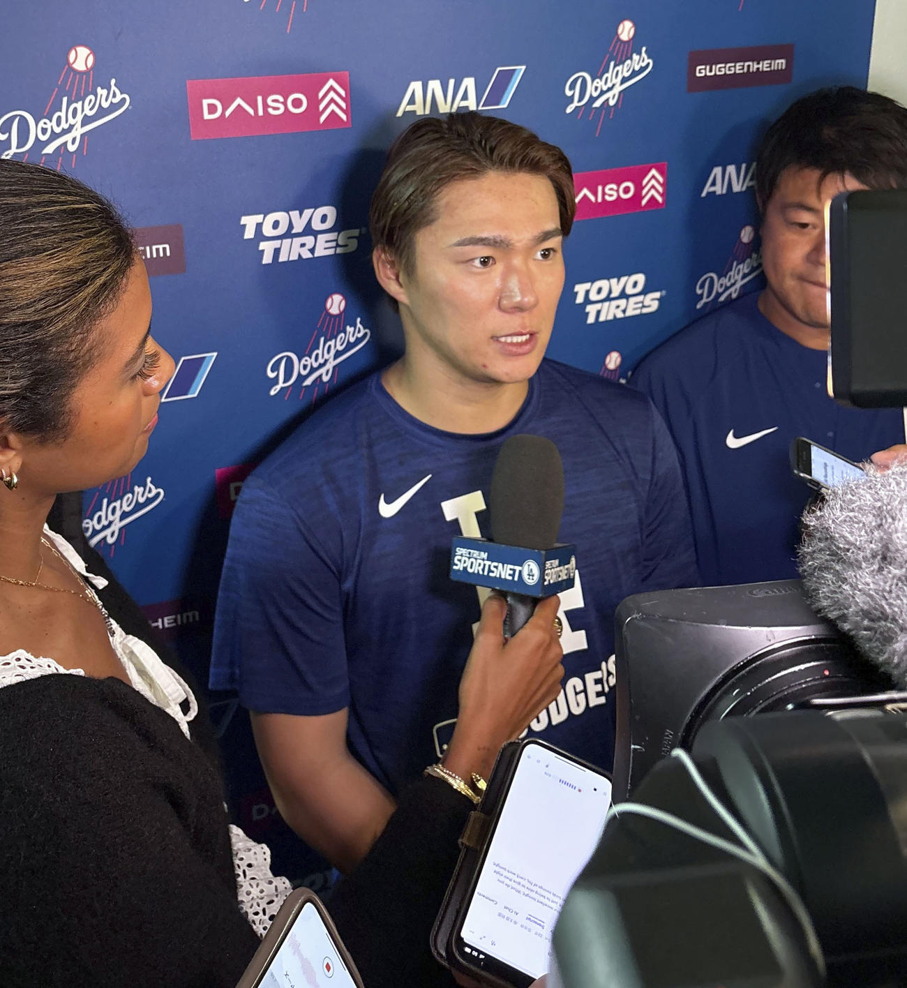 試合後、取材に応じるドジャース山本（共同）