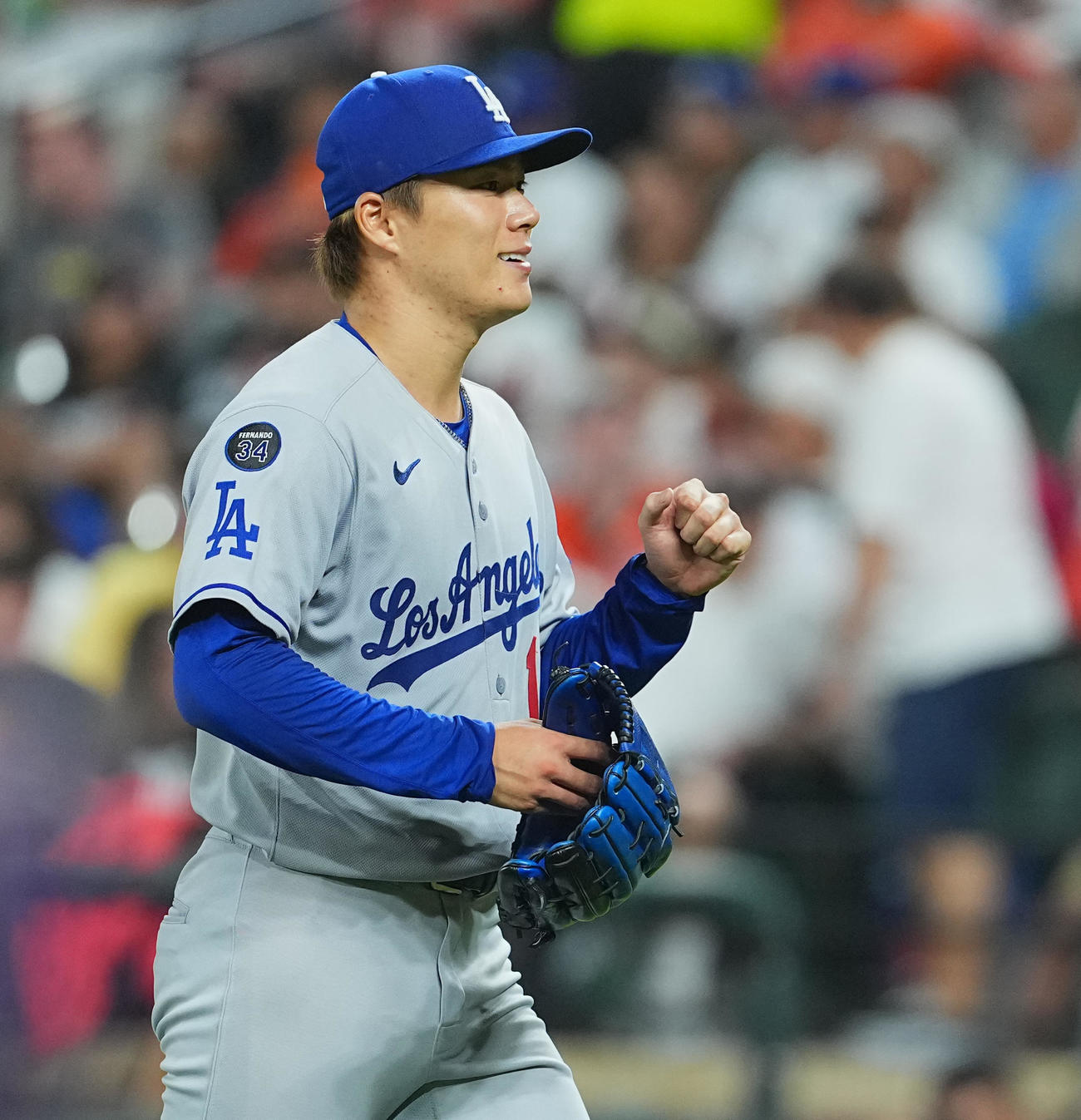 オリオールズ対ドジャース　3回の投球を終え、笑顔でベンチに戻るドジャース山本（撮影・菅敏）