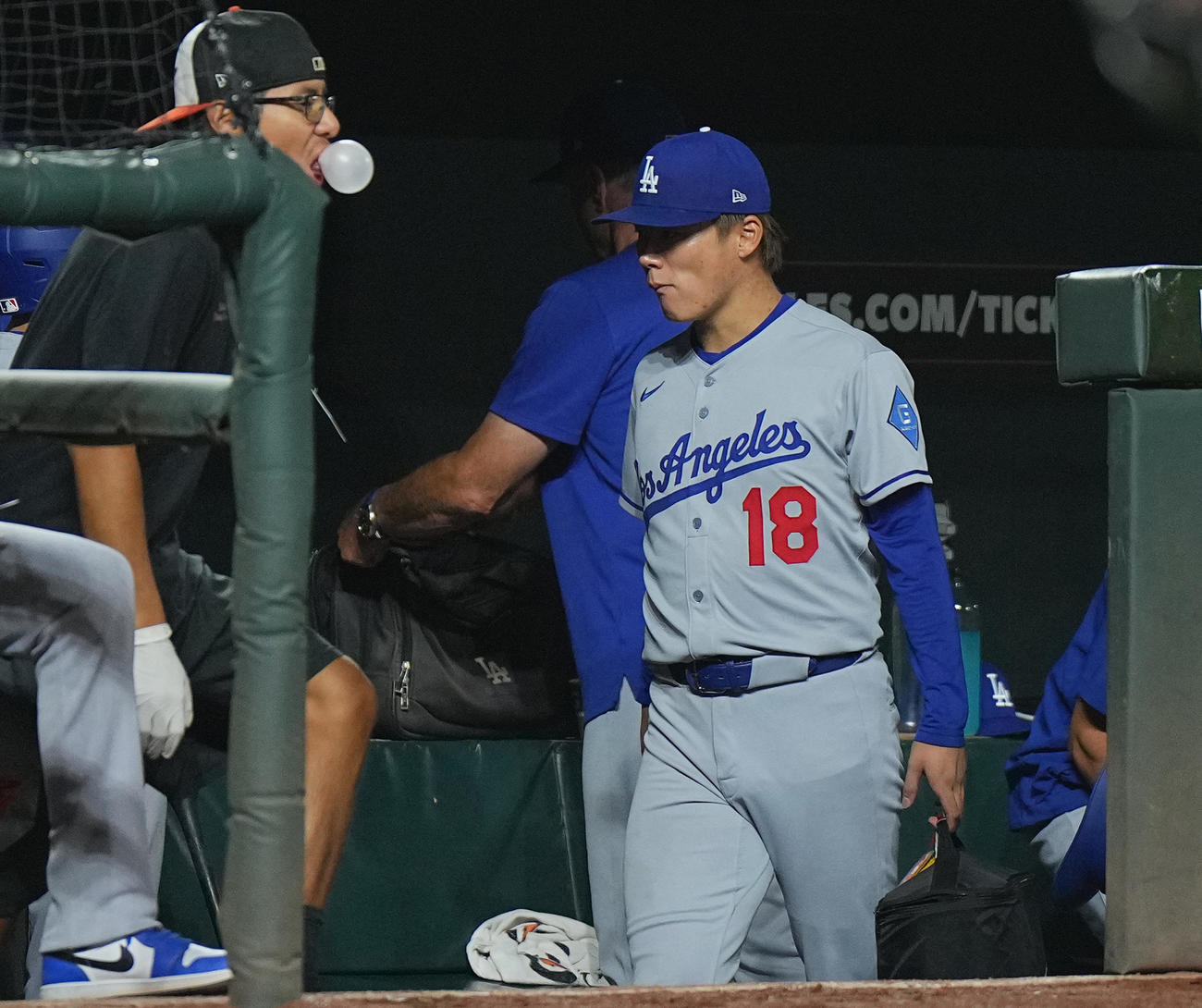 オリオールズ対ドジャース　オリオールズにサヨナラで敗れ、肩を落として引き揚げるドジャース山本（撮影・菅敏）