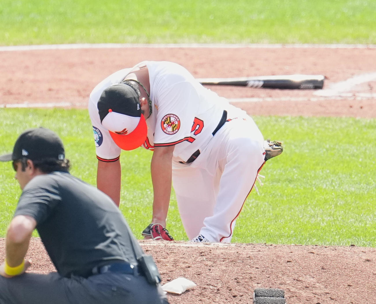 オリオールズ対ドジャース　4回表ドジャース無死一塁、キムの打球を足に受け、転倒する菅野（撮影・菅敏）