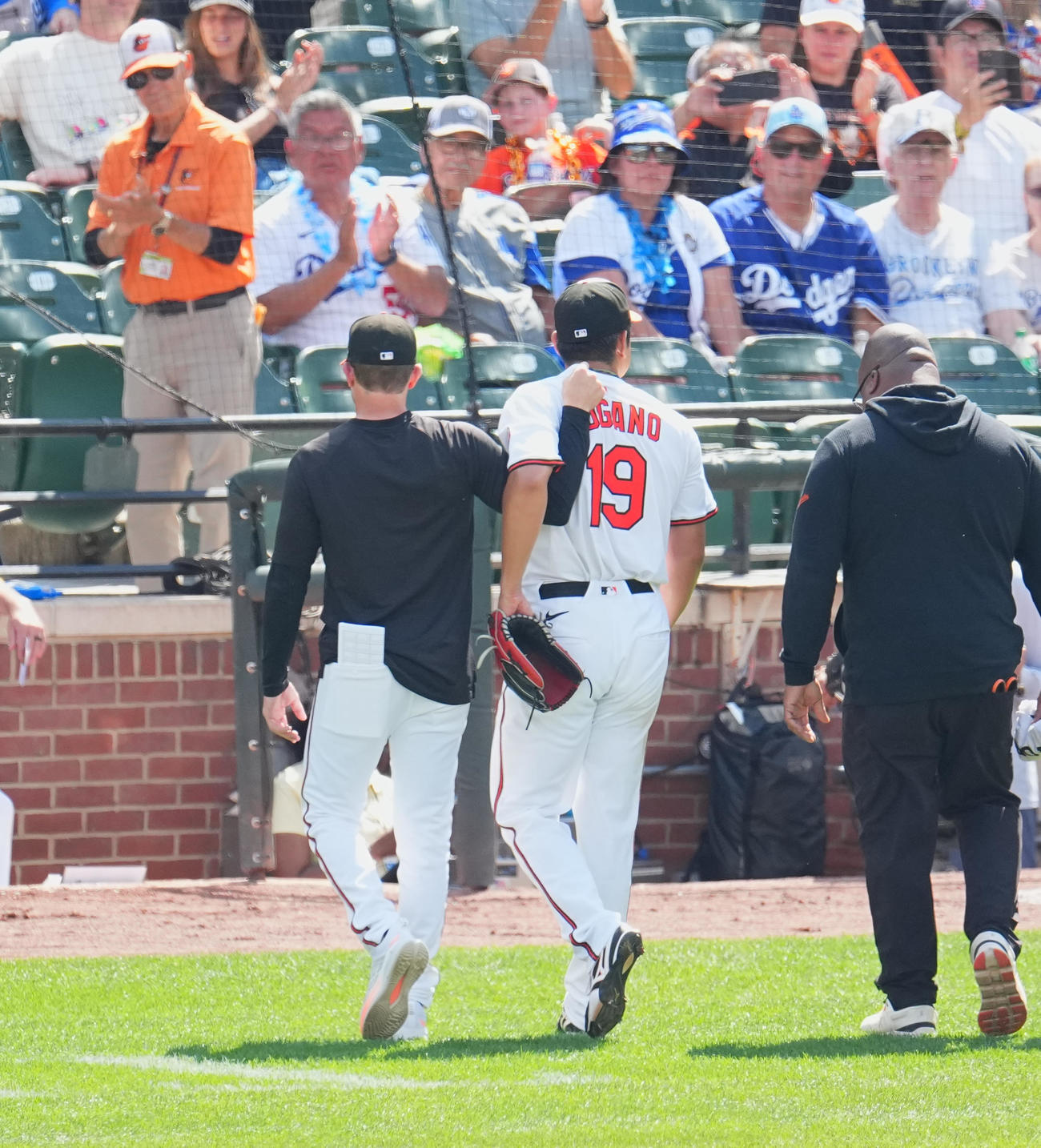 オリオールズ対ドジャース　4回表ドジャース無死一塁、キムの打球を足に受け、負傷退場する菅野（中央）＝2025年9月7日