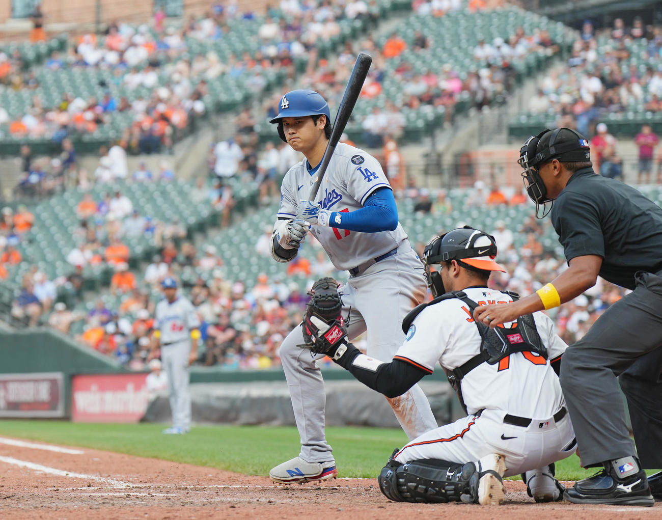 オリオールズ対ドジャース　9回表ドジャース無死一塁、四球を選ぶ大谷（撮影・菅敏）