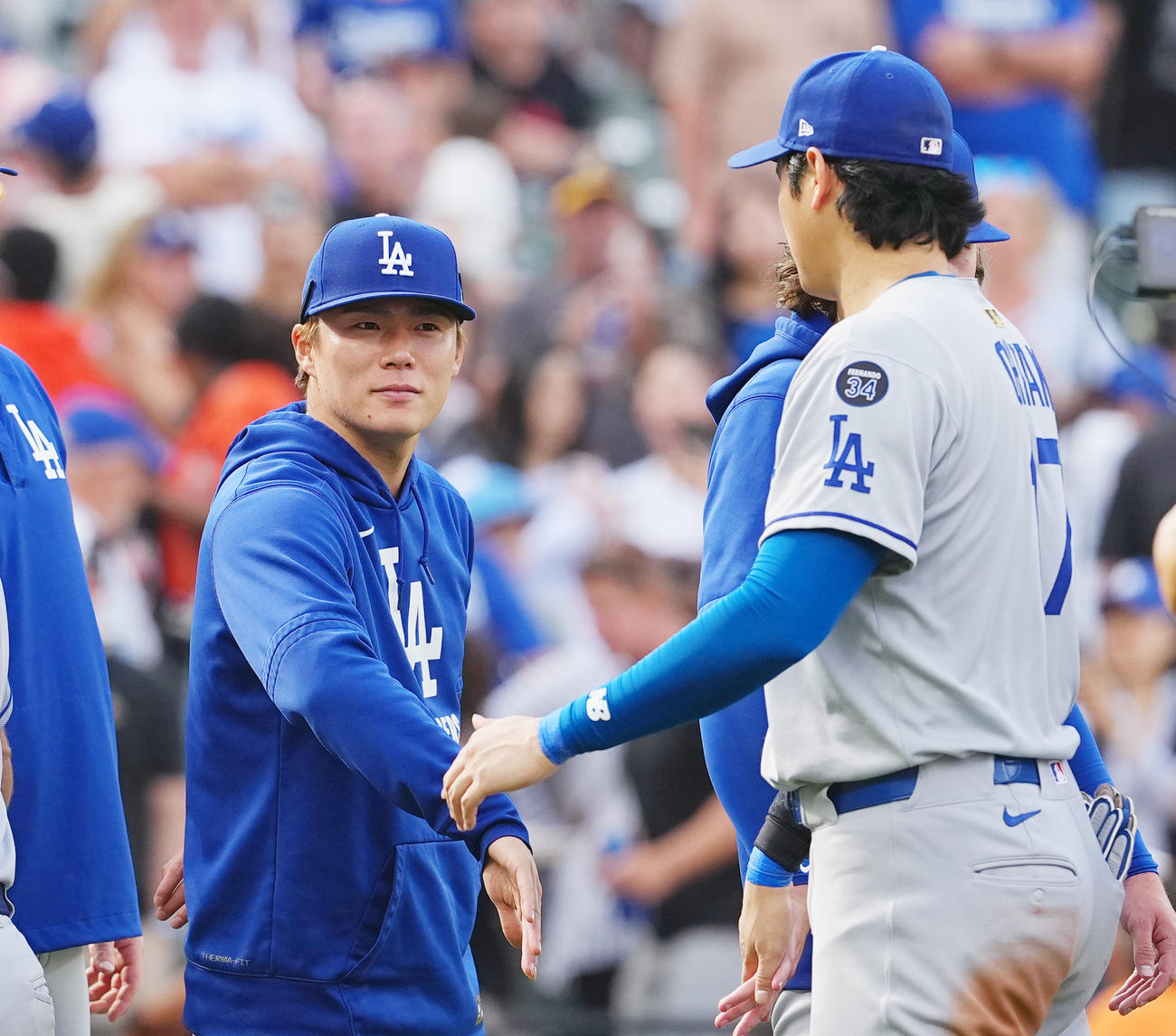 オリオールズ対ドジャース　連敗を5でストップし、山本（左）とタッチをするドジャース大谷（撮影・菅敏）