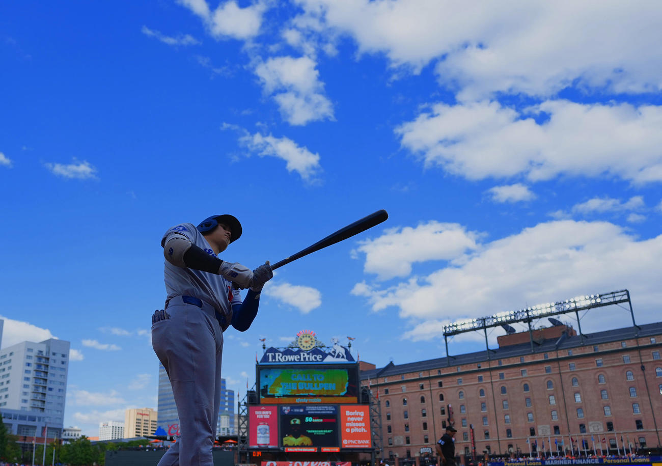 オリオールズ対ドジャース　9回、打席を前に準備をするドジャース大谷（撮影・菅敏）