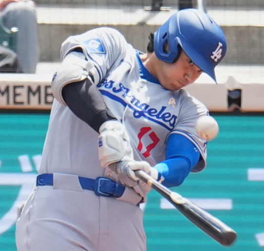 オリオールズ対ドジャース　3回表ドジャース無死、中越えに2打席連続となるソロ本塁打を放つ大谷。投手菅野（撮影・菅敏）
